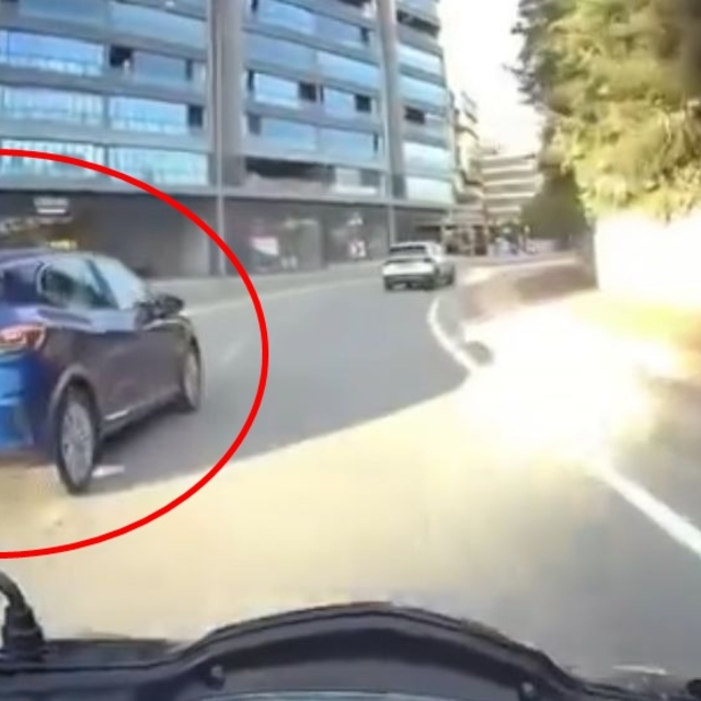 2 sürücünün 'yol verme' kavgası kask kamerasında