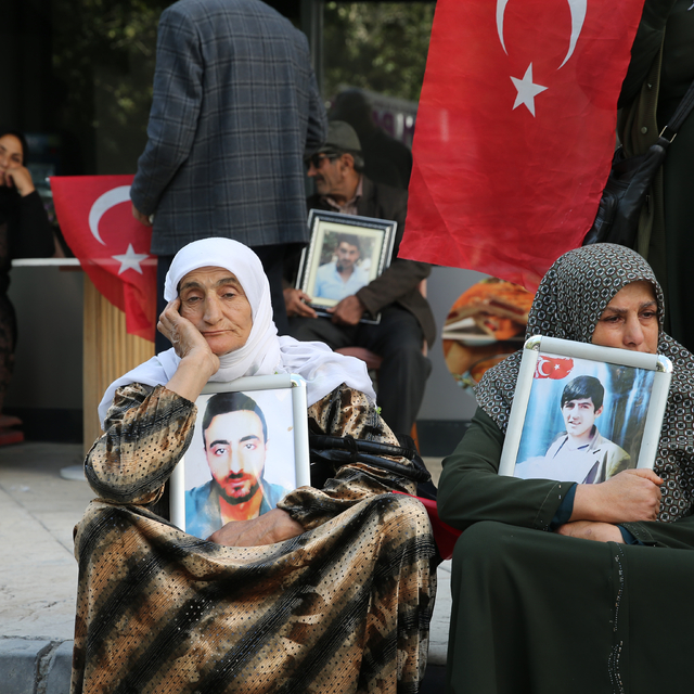Vanlı aileler, DEM Parti İl Başkanlığı önündeki eylemlerini sürdürdü