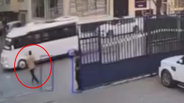 El freni çekilmeyen minibüsü koşarak durdurup park etti; o anlar kamerada