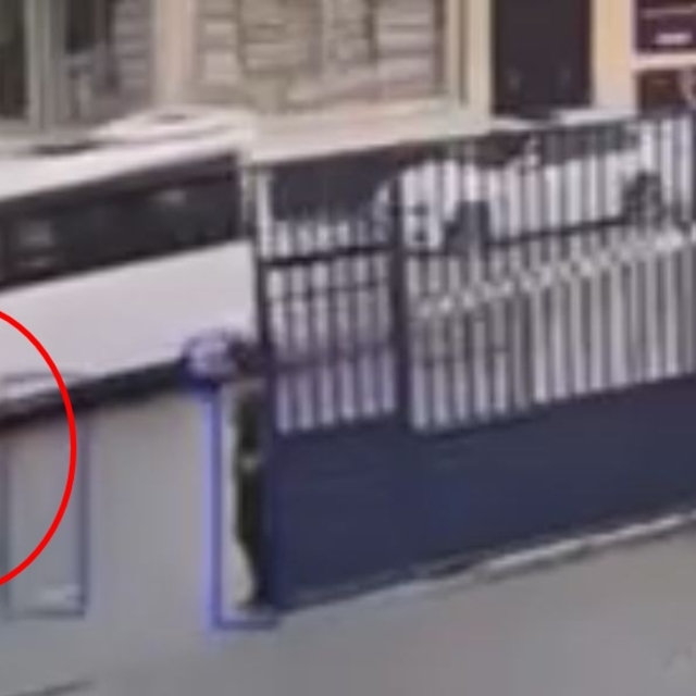 El freni çekilmeyen minibüsü koşarak durdurup park etti; o anlar kamerada