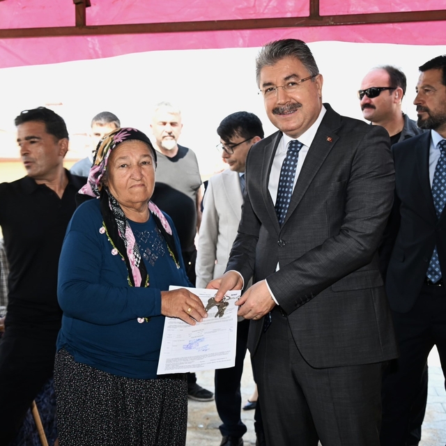 Osmaniye'de yapımı tamamlanan 15 köy evi depremzedelere teslim edildi