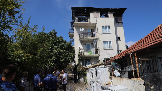 Denizli'de ev yangınında çocuklarını kurtarmaya çalışan anne yaralandı