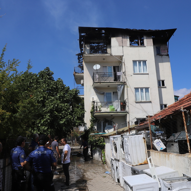 Denizli'de ev yangınında çocuklarını kurtarmaya çalışan anne yaralandı