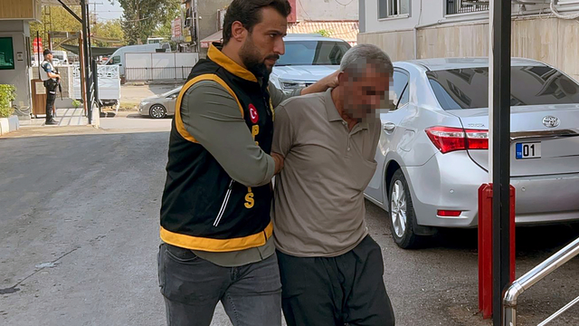 Sokakta oynayan çocukları gürültü yaptıkları gerekçesiyle sopayla darbetti; o anlar kamerada (2)