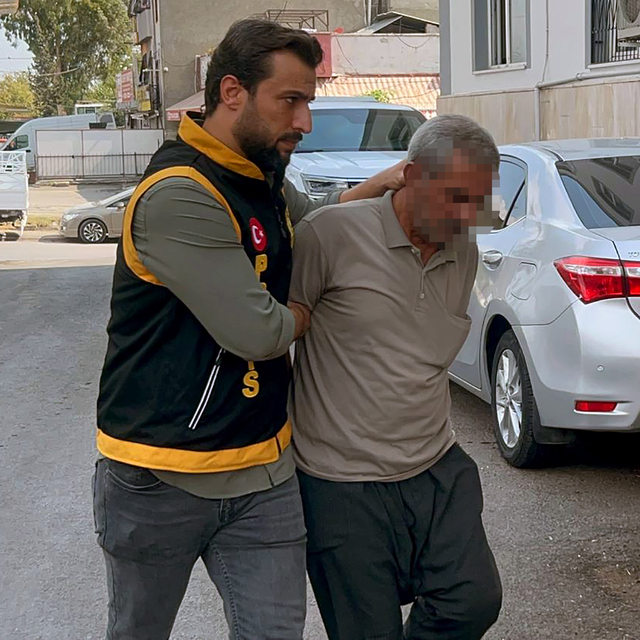 Sokakta oynayan çocukları gürültü yaptıkları gerekçesiyle sopayla darbetti;...