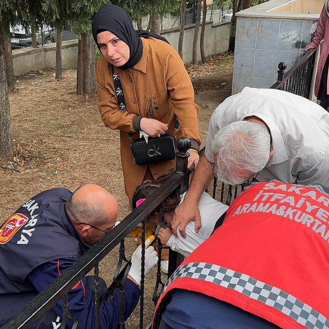 Başı korkuluk demirlerinin arasına sıkışan çocuk kurtarıldı
