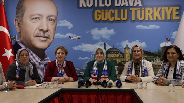 Kocaeli'de AK Parti'li kadınlar gökyüzüne Filistin bayrağının renklerinde balonlar bıraktı