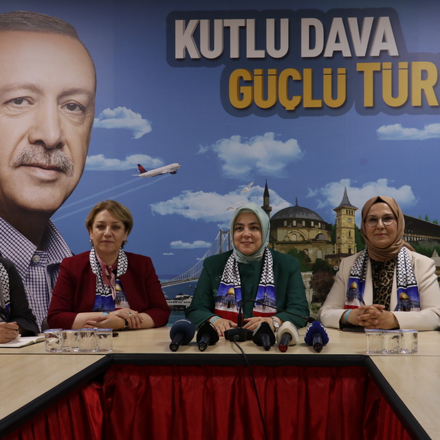 Kocaeli'de AK Parti'li kadınlar gökyüzüne Filistin bayrağının renklerinde b...