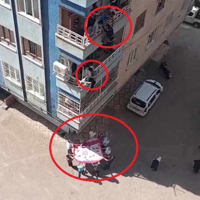 Balkondan düşme tehlikesi geçiren Down sendromlu çocuğu, komşusu kurtardı;...