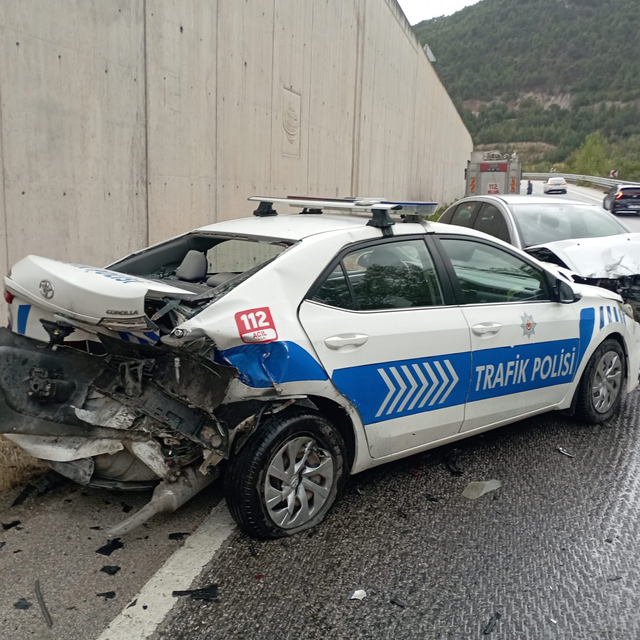 Kazaya müdahale eden polislerin aracına otomobil çarptı; 2'si polis 8 yaral...