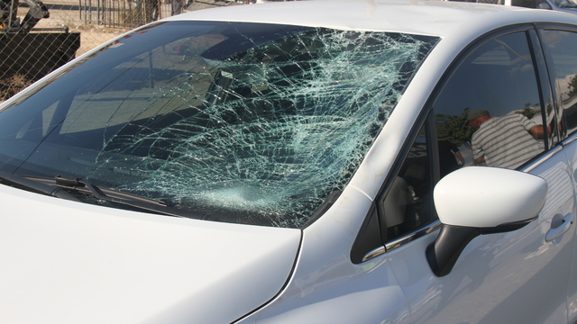 Antalya'da otomobilin çarptığı baba ve oğlu yaralandı