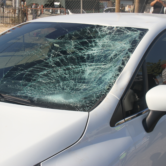 Antalya'da otomobilin çarptığı baba ve oğlu yaralandı