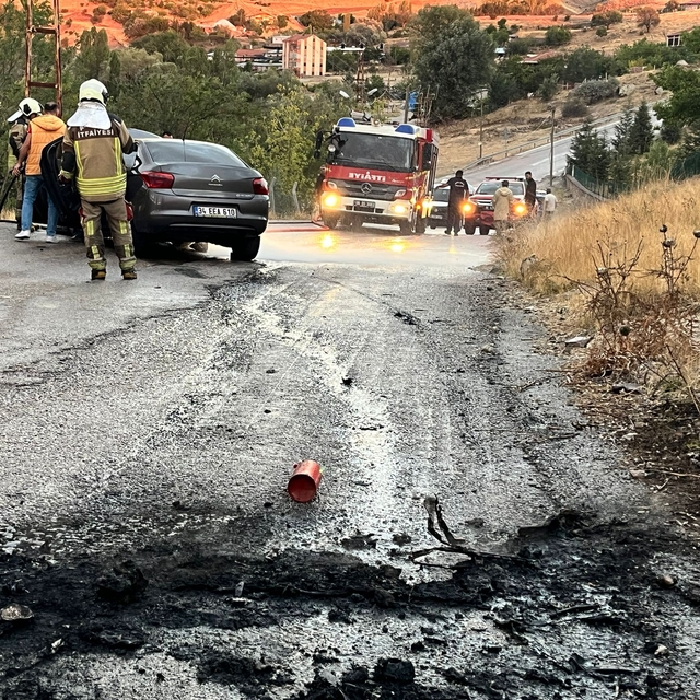 Gölbaşı'nda seyir halindeki otomobil alev aldı