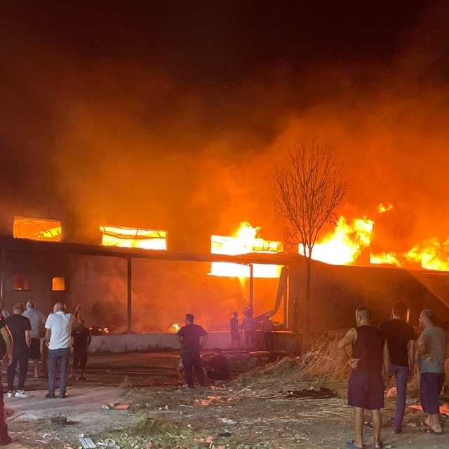 İzmir'de mobilya fabrikasında yangın çıktı