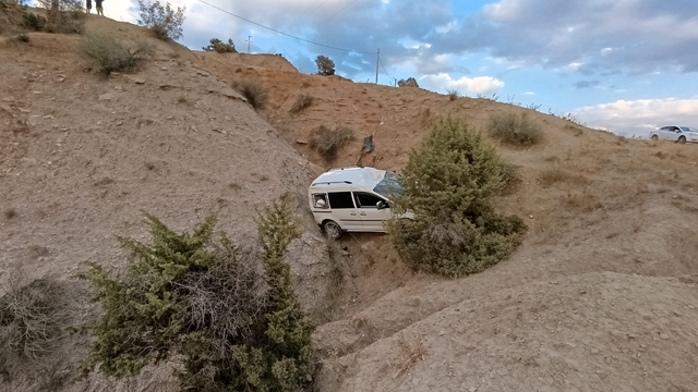 Siirt'te şarampole devrilen hafif ticari araçtaki 2 kişi yaralandı