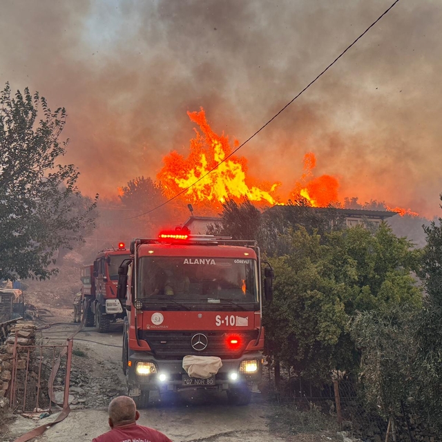 GÜNCELLEME 2 - Antalya'nın Alanya ilçesindeki orman yangınına müdahale sürü...