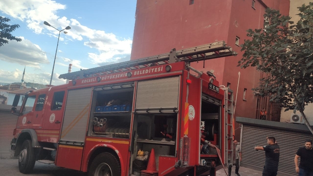 Kocaeli'de apartmanda çıkan yangın söndürüldü