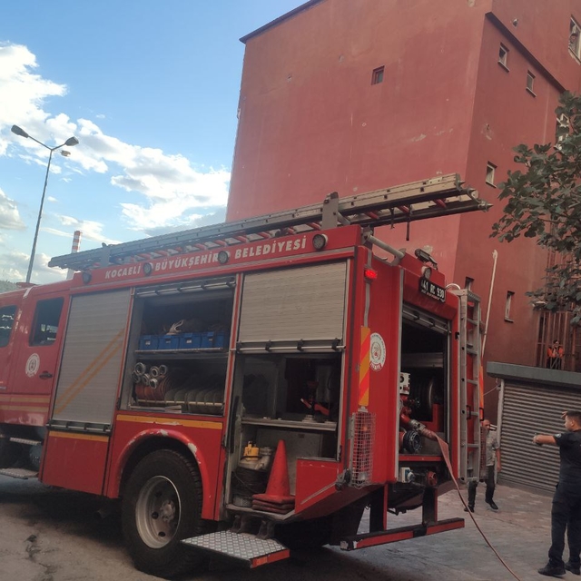 Kocaeli'de apartmanda çıkan yangın söndürüldü