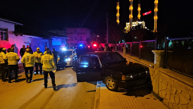 Çorum'da polisten kaçarken kaza yapan araçtan silah ve sentetik ecza hapı çıktı