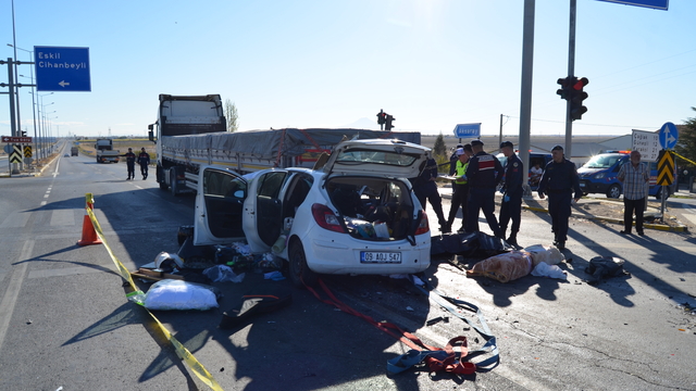 Işıkta bekleyen TIR'a çarpan otomobilin sürücüsü yaralandı, annesi öldü