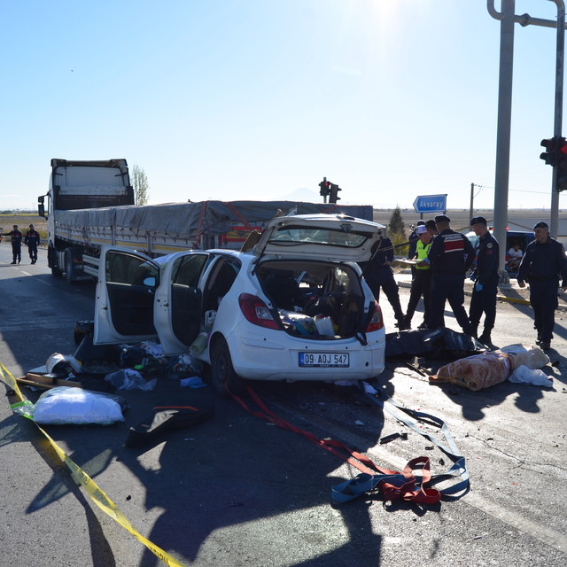 Işıkta bekleyen TIR'a çarpan otomobilin sürücüsü yaralandı, annesi öldü