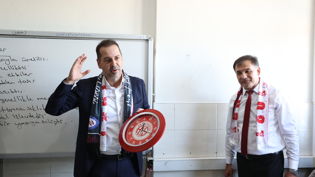 Antalya'da "zilsiz okul" uygulamasına geçilen okula Antalyaspor saatleri asıldı
