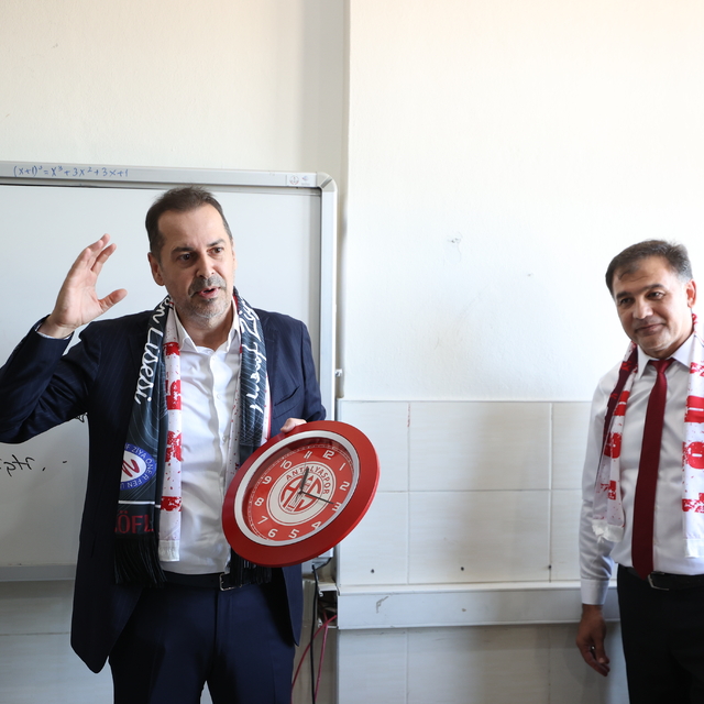 Antalya'da "zilsiz okul" uygulamasına geçilen okula Antalyaspor saatleri as...