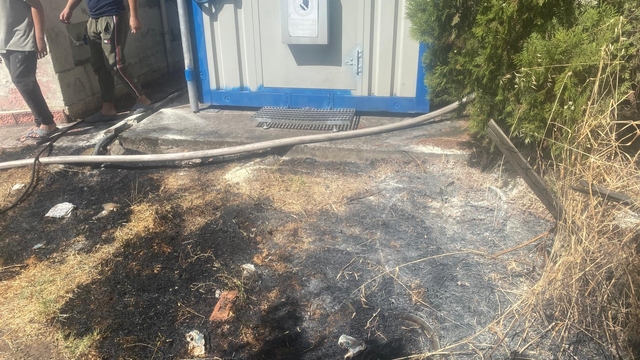 Sındırgı'da elektrik panosundan çıkan kıvılcımlar ot yangınına neden oldu