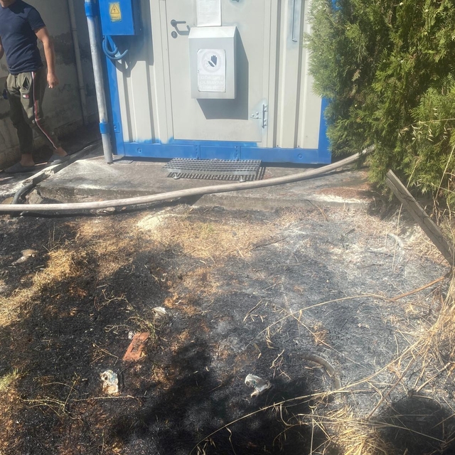 Sındırgı'da elektrik panosundan çıkan kıvılcımlar ot yangınına neden oldu