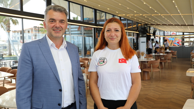 Mimar kadın ralli pilotu pistlerin tozunu attırıyor