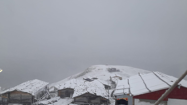 Artvin'de yaylalara kar yağdı