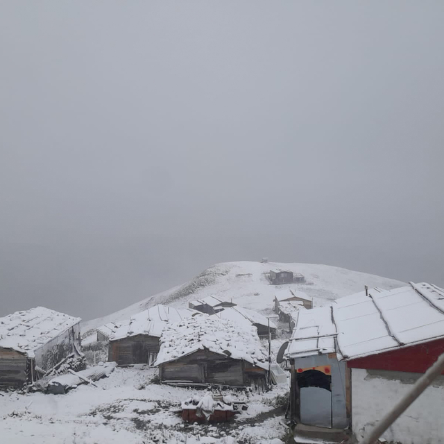 Artvin'de yaylalara kar yağdı