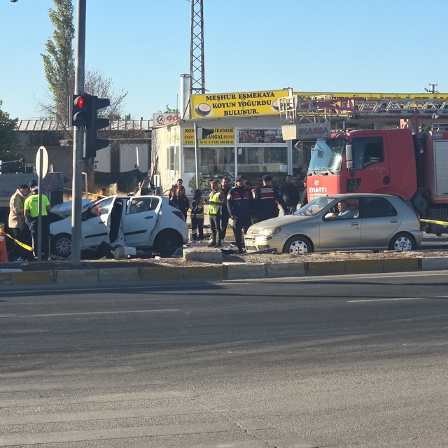 Aksaray'da tıra çarpan otomobildeki anne öldü, oğlu yaralandı