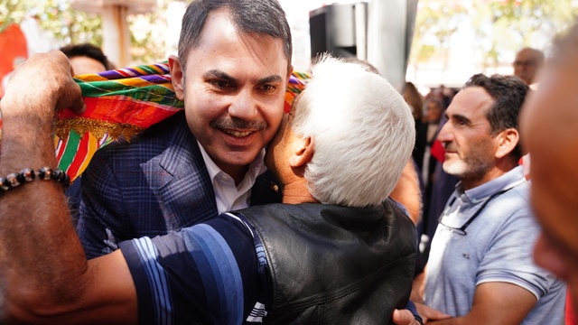 Bakan Kurum, depremde hasar gören Sındırgı'da vatandaşlarla bir araya geldi: