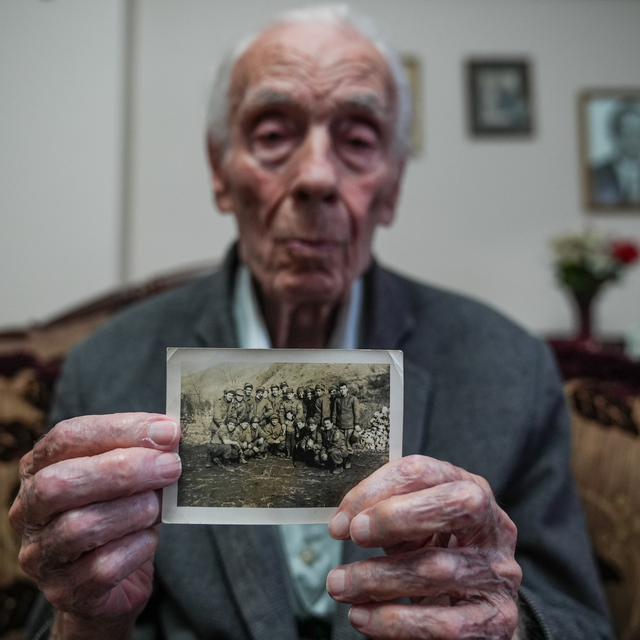 Kore Savaşı'nda bandocu olarak görev yapan İzmirli gazi, şehitler için çald...