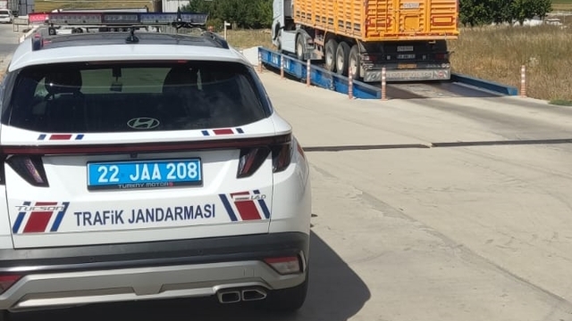 Edirne'de taşıma sınırını aşan kamyon sürücülerine 50 bin 938 lira ceza