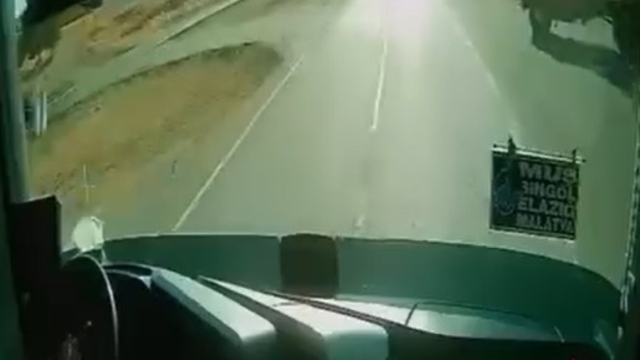 Yolcu otobüsünün tali yoldan çıkan kamyonete çarptığı kaza kamerada