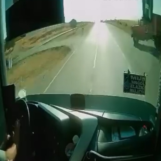 Yolcu otobüsünün tali yoldan çıkan kamyonete çarptığı kaza kamerada