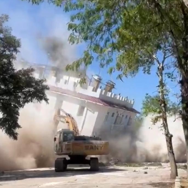 Diyarbakır'da depremde hasar gören eski emniyet binasının yıkımı yapıldı