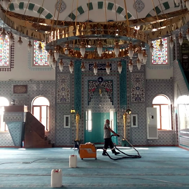Mersin'de ibadethanelerdeki temizlik çalışmaları sürüyor