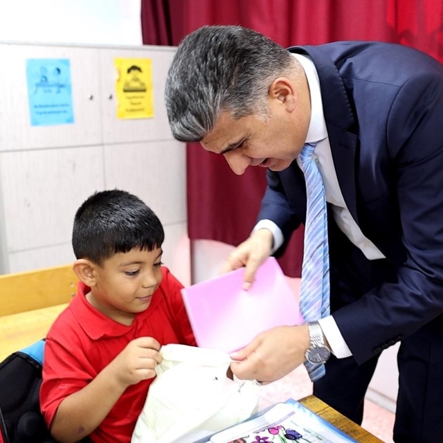 Mersin'in Akdeniz ilçesinde öğrencilere kırtasiye seti hediye edildi