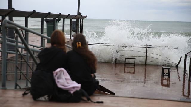 Ordu'da kuvvetli rüzgar Karadeniz'de dev dalgalar oluşturdu