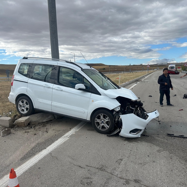 Çorum'da otomobil ile hafif ticari araç çarpıştı, 3 kişi yaralandı