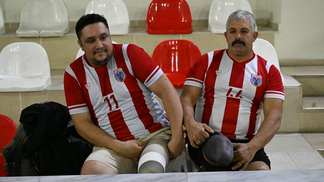 Depremde bacağını kaybetti, voleybolla hayata tutundu