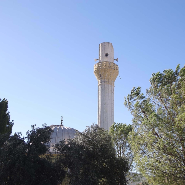 Muğla'da fırtına; minarenin külahı ile evlerin çatıları uçtu, ağaçlar devri...