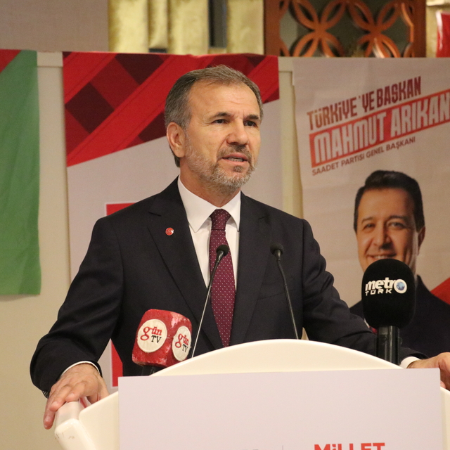 Saadet Partisi Genel Başkan Yardımcısı Doğan, Adana'da vatandaşlarla bir ar...