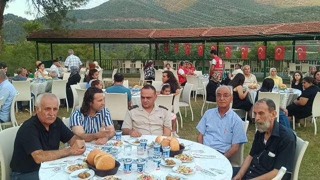 Kozan'da şehit aileleri ile gaziler onuruna yemek verildi