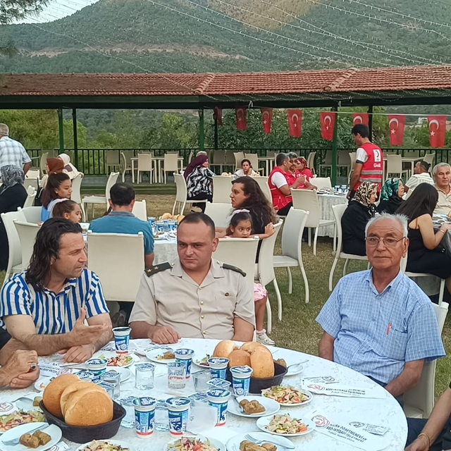 Kozan'da şehit aileleri ile gaziler onuruna yemek verildi