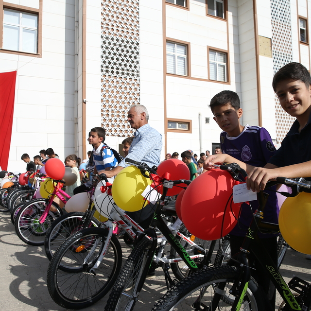 Çelikhan'da 200 çocuğa bisiklet dağıtıldı