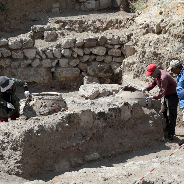 Bitlis'te Selçuklu Kalesi kalıntısındaki kazılarda çapı 50 metreyi bulan bu...